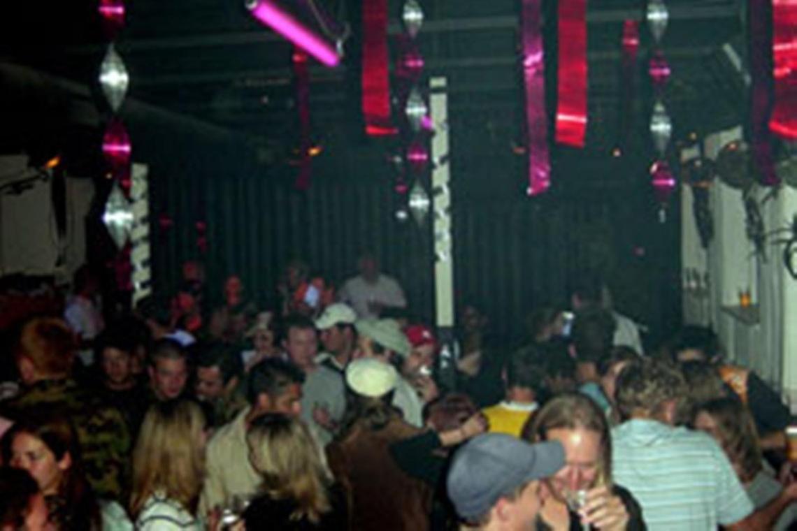 Funny Farm Backpackers Vandrarhem Unterseen Exteriör bild